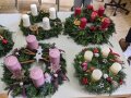 dekorierete Adventskränze auf einem Tisch