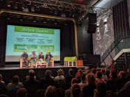 Grüne Couch mit vier Diskussionsteilnehmern zum Thema Tierwohl