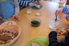Kinder streichen selbstgemachte Butter auf Brot