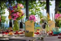 Festlich mit Blumen gedeckte Tafel