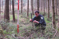 Förster bei der Verjüngungsinventur im Wald (©Lisa Schubert, AELF Fürstenfeldbruck)