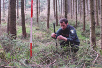 Förster bei der Verjüngungsinventur im Wald