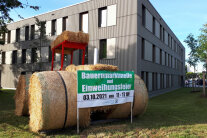 Traktor aus Strohballen vor dem neuen Amtsgebäude