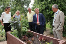 Ehrengäste besichtigen den Schulgarten der Landwirtschaftsschule