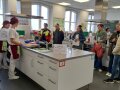 Aktuelle Studierende führen die Zubereitung von österlichem Gebäck vor