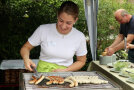 Bei einem Gartensommerfest dürfen Grillspezialitäten natürlich nicht fehlen