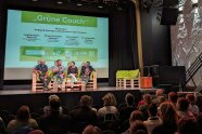 Grüne Couch mit vier Diskussionsteilnehmern zum Thema Tierwohl