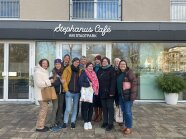 Gruppenbild der Exkursionsteilnehmenden vor dem Senioren- und Pflegezentrum Stephanus
