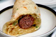 Wrap gefüllt mit fränkischer Bratwurst