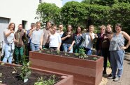 Klassenfoto vor Hochbeet