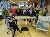 Gruppenbild des Kurses an einem modernem digitalen Arbeitsplatz