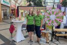 Susanne Feicht und Andrea Thörmer als Standbetreuerinnen