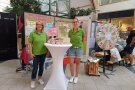 Gabi Herrmann und Carolin Kastner als Standbetreuerinnen