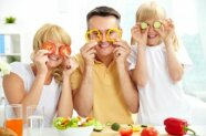Familie hat Spaß bei der Zubereitung einer gesunden Mahlzeit
