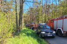 Verschiedene Einsatzfahrzeuge auf schmaler Waldstraße