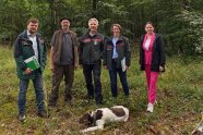 Mehrere Personen im Wald