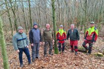 Gruppenfoto im Wald mit Vertretern von AELF und FBG