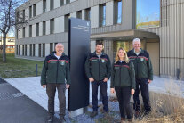 Vier Personen stehen nebeneinander vor Gebäude des Amtes in Ansbach