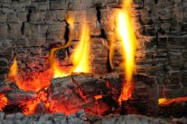 Brennender Holzscheit Im Ofen