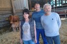 Blick in den Stall Pfadackerhof: Die Betriebsleiter im Pfadackerhof mit Herrn Adrio sen.