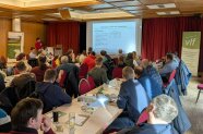Landwirt Markus Deffner aus Schwaighausen stellt seinen Praktikerbericht vor