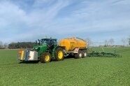 Traktor mit Güllefass und SyreN-Technik bei der Gülleausbringung