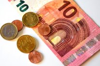 Zehn Euro Schein und Geldmünzen