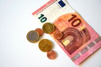 Zehn-Euro-Schein und Münzen