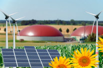 Verschiedene Windräder, Solaranlagen und Biogasanlagen.