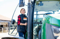 Junge Frau steigt in Traktor  © Halfpoint - stock.adobe.com
